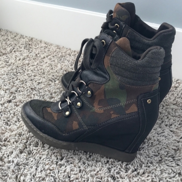 ❌SOLD❌ GUESS • Marilu 3 Wedge Sneaker Camouflage - Picture 4 of 9